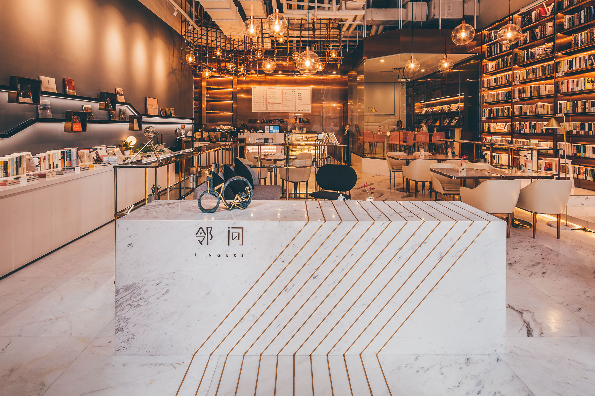 一进门地上的玫瑰金色线转角跨过吧台,一直