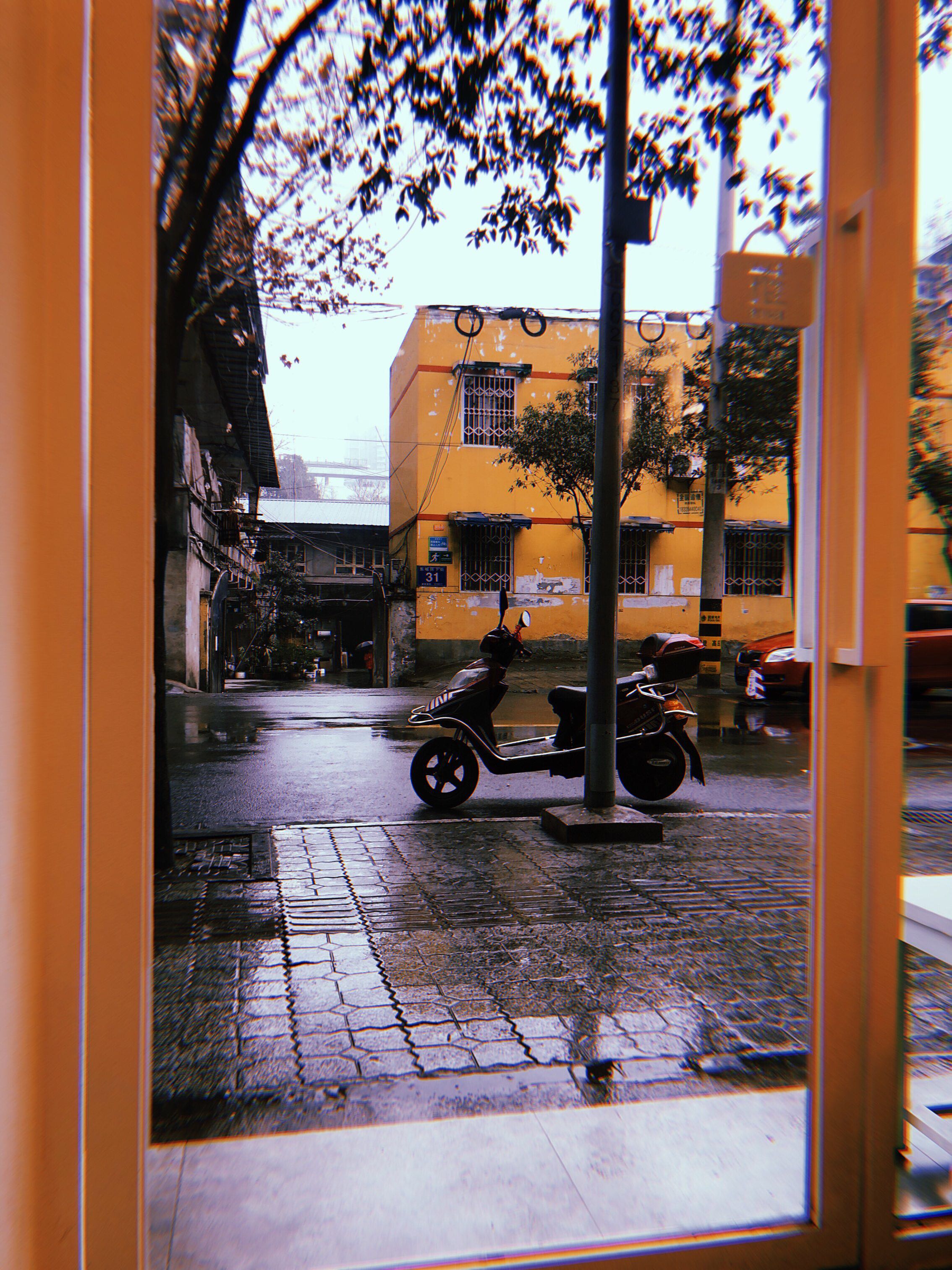 下雨天喝咖啡也很惬意 南一