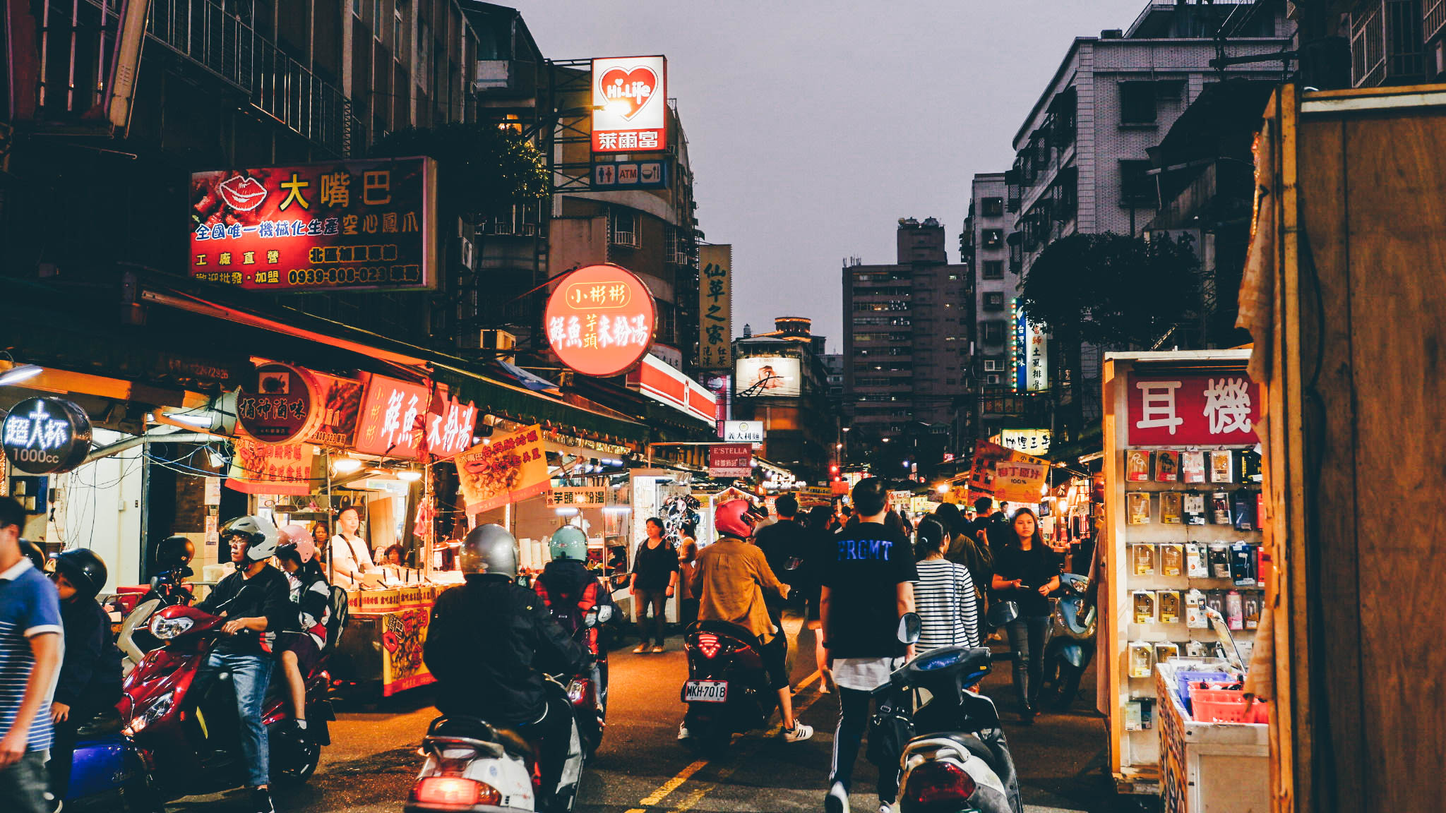 乐华观光夜市,比起台北其它夜市来说,当地