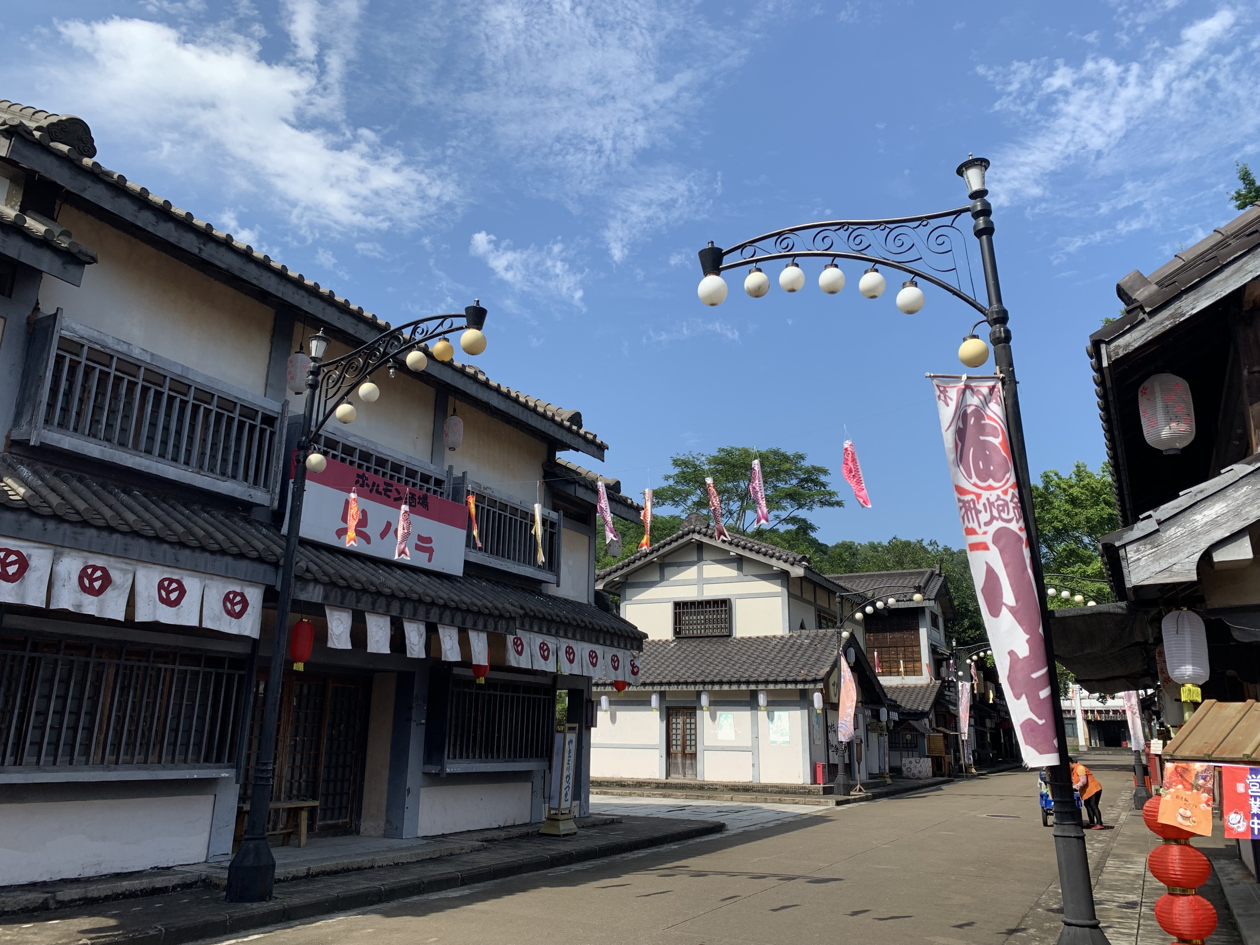 中山影视城!里面有个日本展区,很适合去拍照!拿着学生