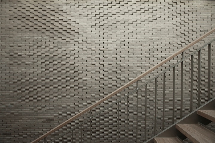 位於德国的手工铺设波浪砖 hand-laid brick feature wall by 22