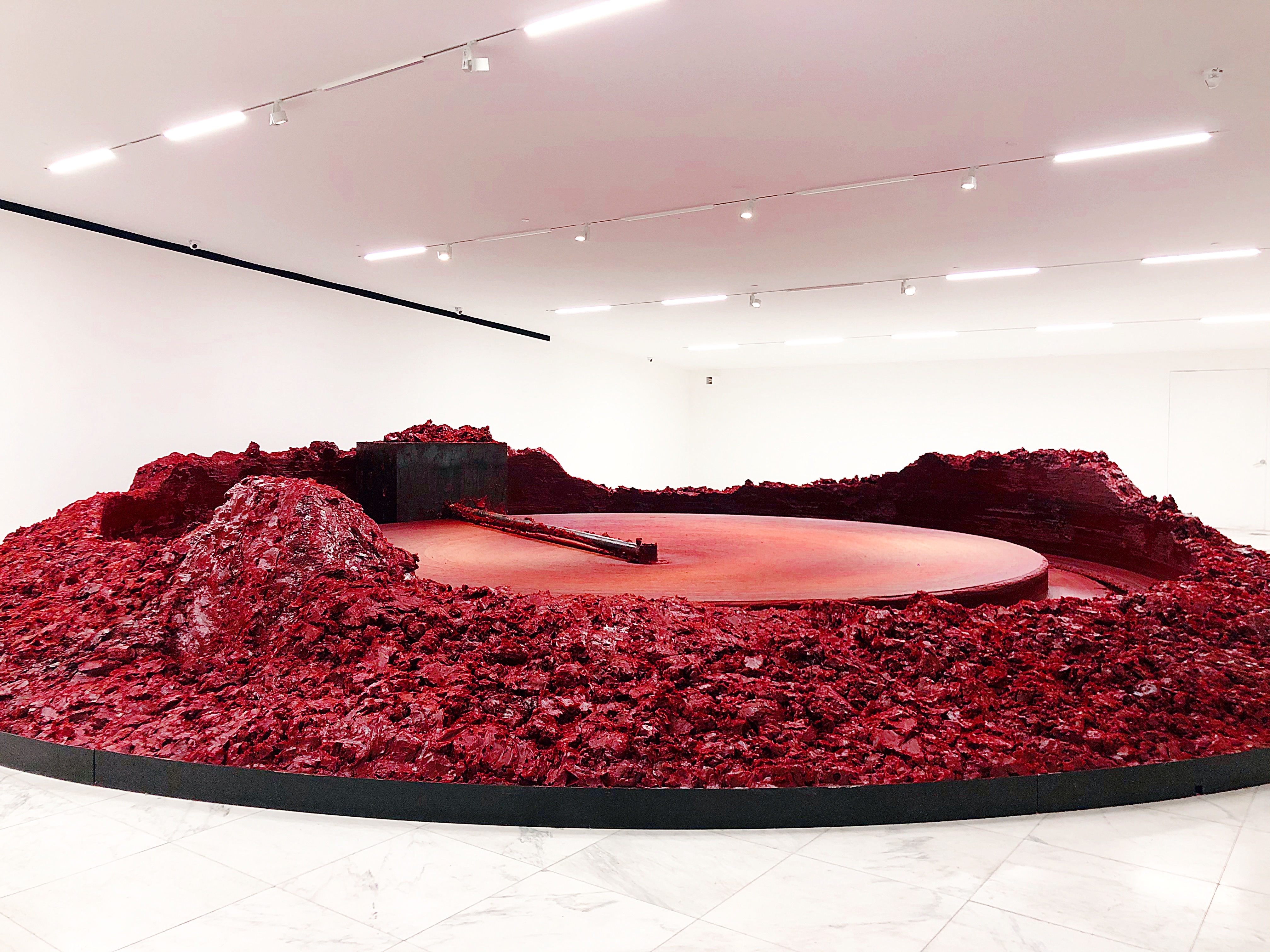 anish kapoor(安尼施·卡普尔)英国籍印度裔是当代雕塑范畴里重要的