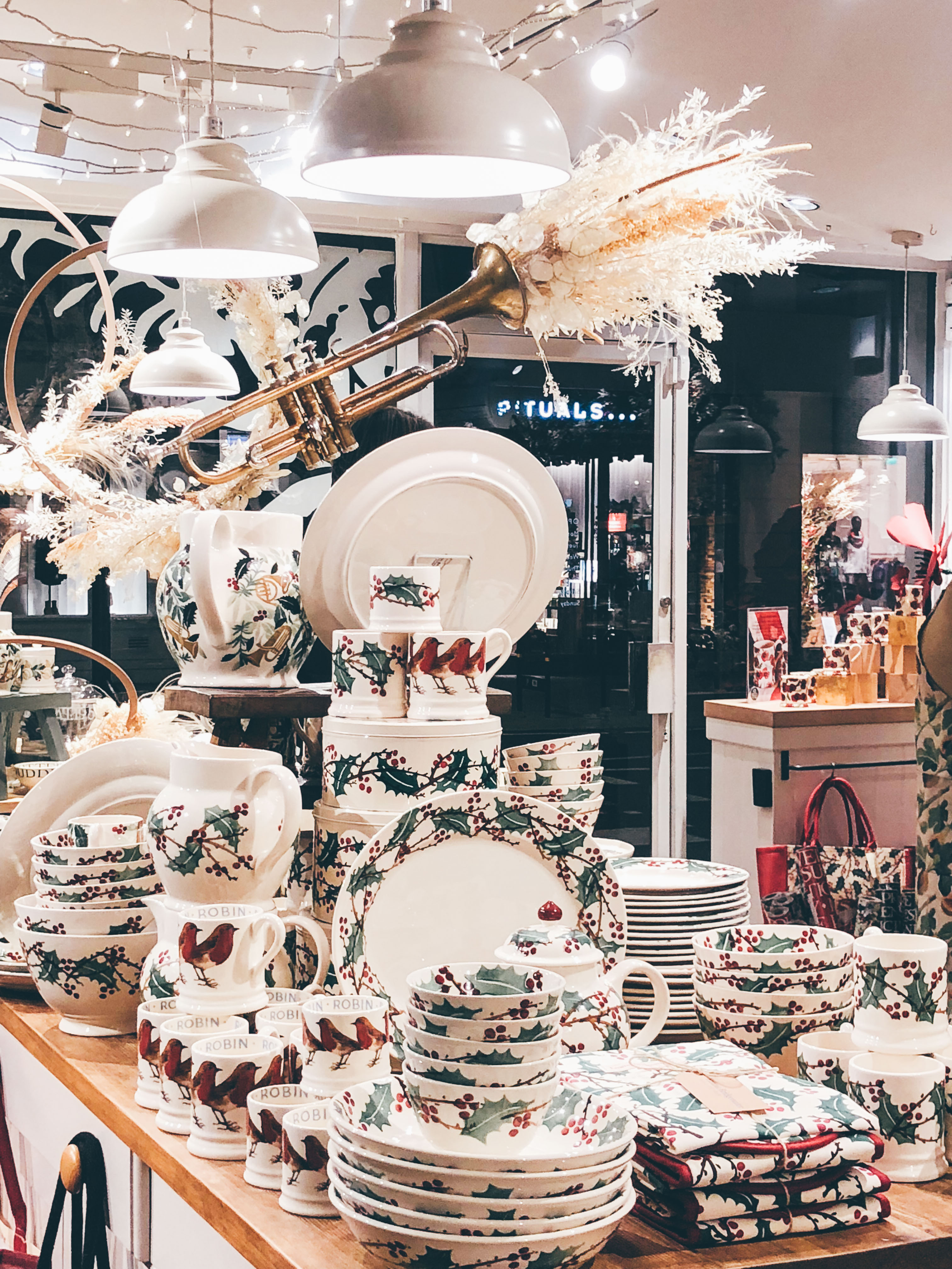 emma bridgewater 品牌的马克杯款式很多,以波点,花卉