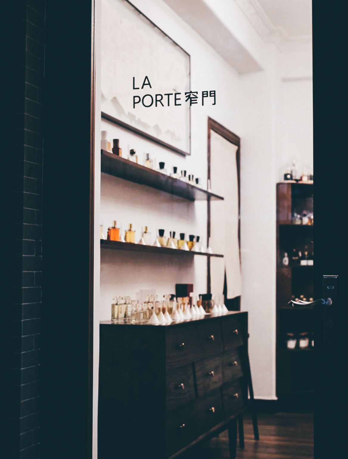 窄门是一家小众香水集合店,也是一个香味体验空间.